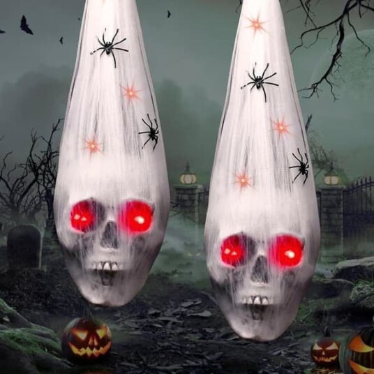 Halloween Hengende Hodeskalle med Røde LED-øyne og Edderkopper