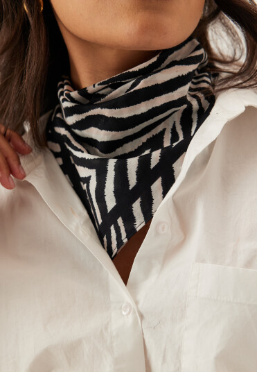 Vmlesley Scarf