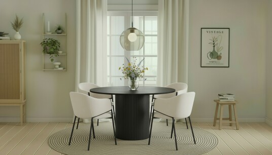 Bark Kopparbo Rundt Spisebord 130 cm med 4 Filip Spisestoler Svart tre / Hvit Bouclé