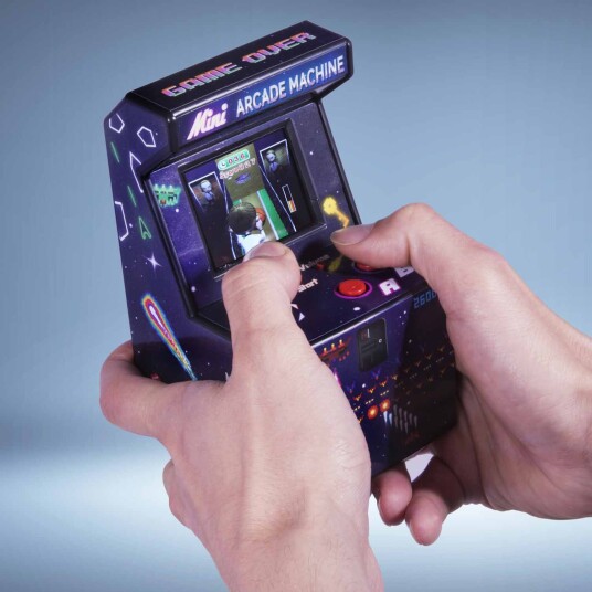 Thumbs Up! Retro Mini Arcade med 300 spill, 2,5" Skjerm Thumbs Up! Retro Mini Arcade med 300 spill, 2,5" Skjerm