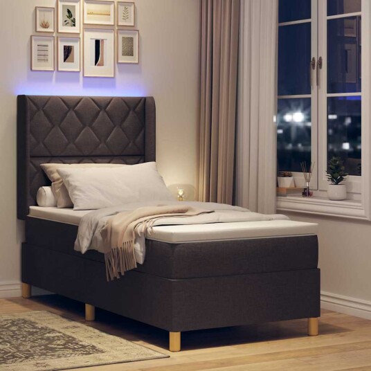Bokspring Seng med Madrass & LED Mørk Brun 100x200 cm Stoff
