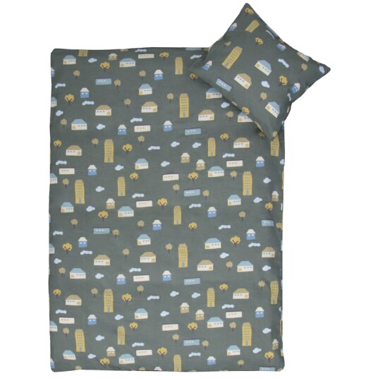 By Mats Sengetøy til junior 100x140 cm - Grønn med flere hus - 100% bomull