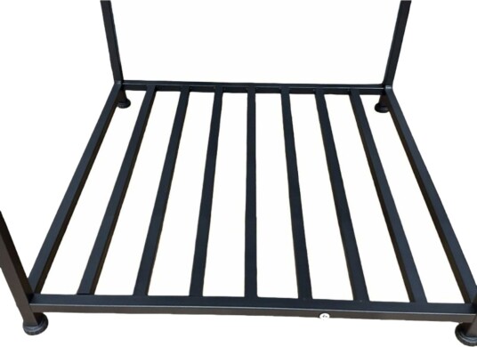Industrielt firkantet sidebord med nettinghylle