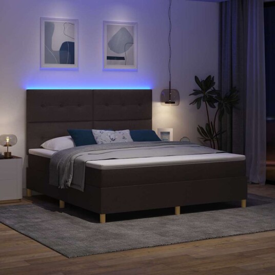 Boksfjæring Seng med Madrass & LED Mørkebrune 180x200 cm Stoff