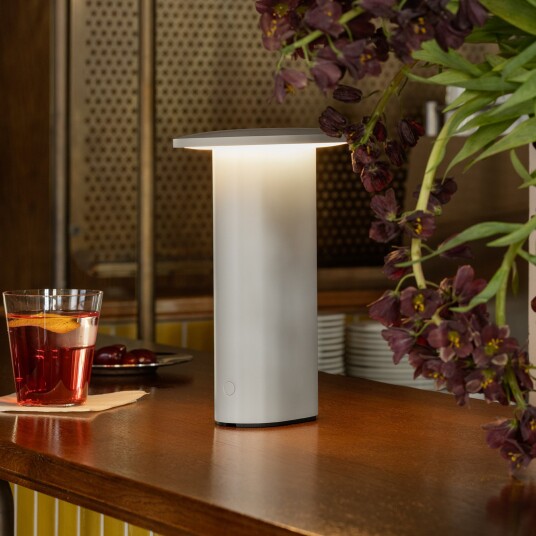 FRITZ HANSEN Solae LED batteridrevet bordlampe grå aluminium IP44 Stue 27 Grå FRITZ HANSEN Solae LED batteridrevet bordlampe grå aluminium IP44 Stue 27 Grå