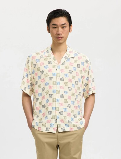 Selected Slhrlxhotel Amour Stamps Aop Ss Shirt Multi/patterned L Selected Slhrlxhotel Amour Stamps Aop Ss Shirt Multi/patterned L