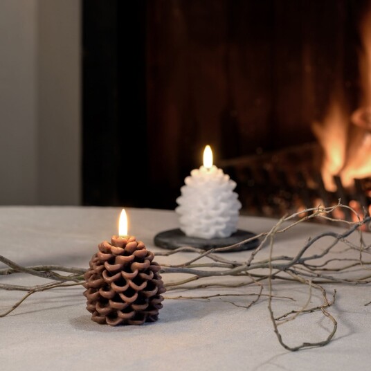 PINE CONE LED-stearinlys, hvit, Ø 7 cm, voks – Uyuni Lighting - Stue - Annet - Med en lyskilde
