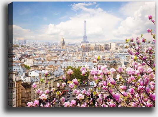 Lerretsbilde 70x100 cm Vakker utsikt over Paris med Eiffeltårnet omgitt av blomstrende kirsebærtrær Rosa / Blå / Grønn