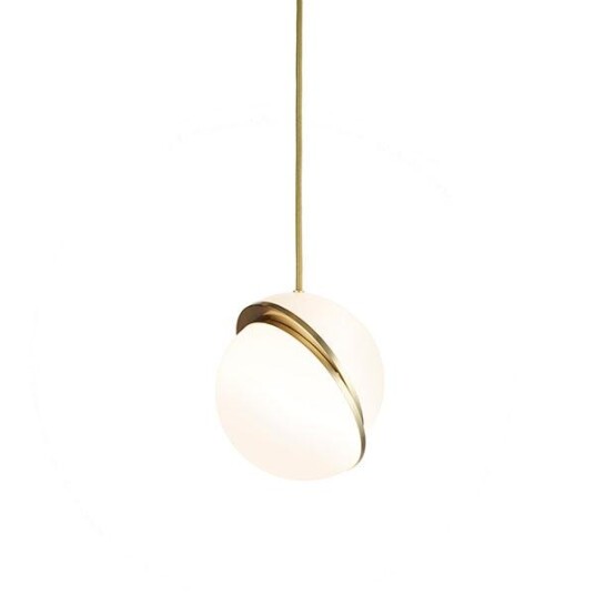 Lee Broom Mini Crescent Light Taklampe Opal/Messing Lee Broom Mini Crescent Light Taklampe Opal/Messing