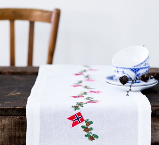 Langkilde & Søn Juleløper med norske flagg 30x175 cm Langkilde & Søn Juleløper med norske flagg 30x175 cm
