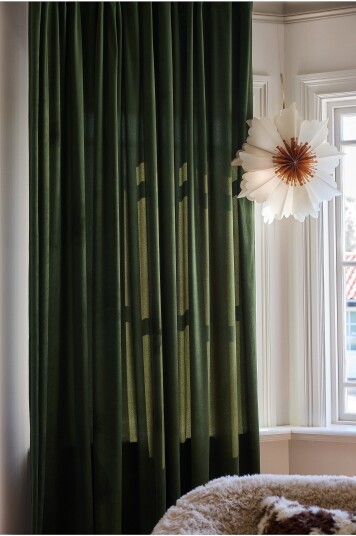 Jotex Fløyelsgardin 1 lengde Ekstra Bred Mørkegrønn SAVANNAH Kjøp Fløyelsgardiner hos Jotex Jotex Fløyelsgardin 1 lengde Ekstra Bred Mørkegrønn SAVANNAH Kjøp Fløyelsgardiner hos Jotex