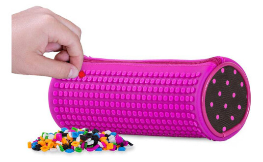 PIXIE CREW Rundt pennal Neonrosa med heldekkende pixelflate PIXIE CREW Rundt pennal Neonrosa med heldekkende pixelflate