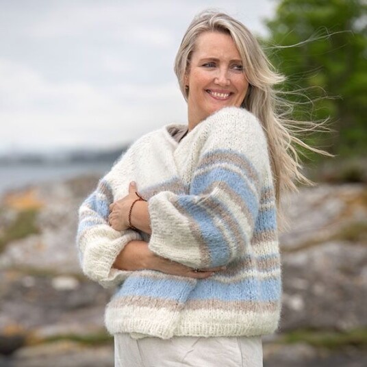 Bluum Strikkejakke Havbris til dame garnpakke fra i Fnugg Bluum Strikkejakke Havbris til dame garnpakke fra i Fnugg