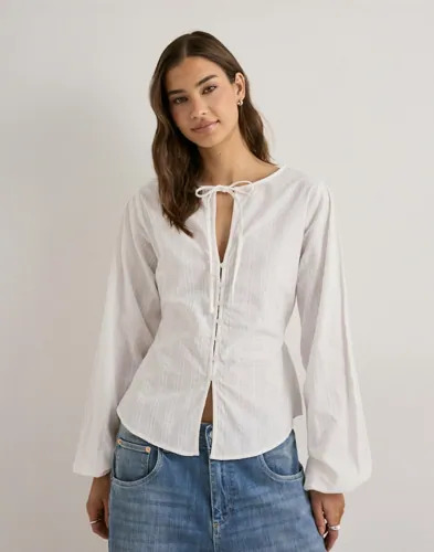 Nelly Hvit Clean Structure Blouse