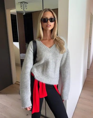 Nelly Grå Premium V Neck Knit Sweater