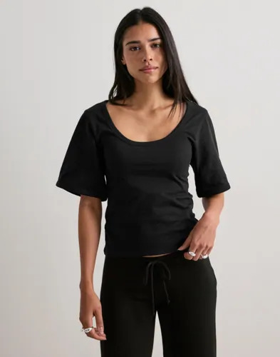 Nelly - Svart - Batwing Sleeve Tee