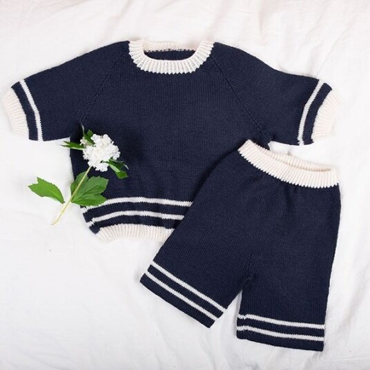 Bluum Strik Strikkesett Matros med t-skjorte og shorts - garnpakke i Bluum Pure Eco Baby Wool