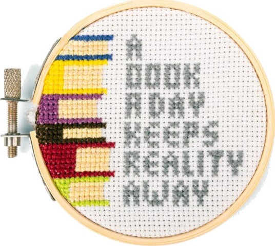 Kikkerland Mini Broderisett Bøker inkl. mønster ramme nåler og garn Kikkerland Mini Broderisett Bøker inkl. mønster ramme nåler og garn