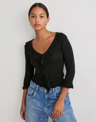Nelly Svart Half Sleeve Ruffle Top
