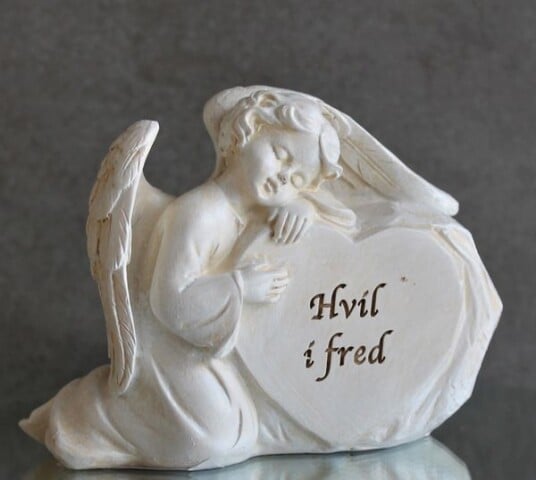 Gravpynt hvit engel med teksten "Hvil i fred" Gravpynt hvit engel med teksten "Hvil i fred"