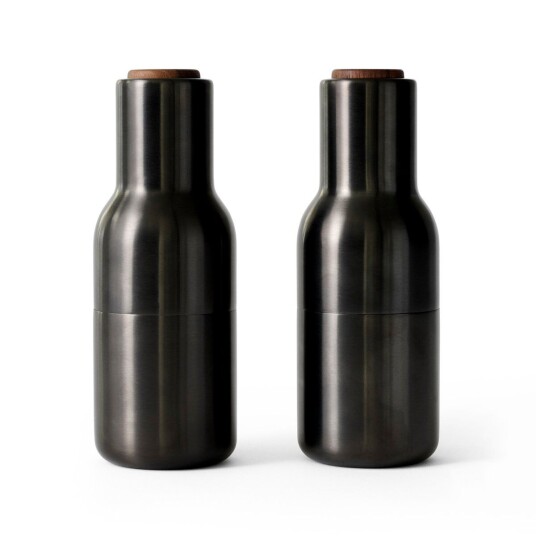 Audo Copenhagen Bottle Grinder krydderkvern metall 2-stk. Bronzed brass (valnøttlokk) Audo Copenhagen Bottle Grinder krydderkvern metall 2-stk. Bronzed brass (valnøttlokk)