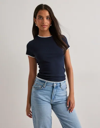 Nelly   Blå   Double Look Tee