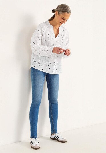 Bluse med broderi Bluse med broderi
