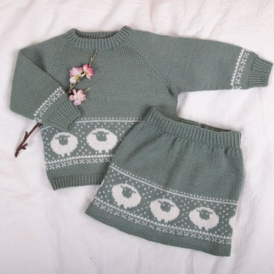 Strikkesett Billebæ genser og skjørt garnpakke i Bluum Pure Eco Baby Wool Strikkesett Billebæ genser og skjørt garnpakke i Bluum Pure Eco Baby Wool