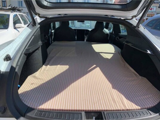 Tesla Model S Madrass 200