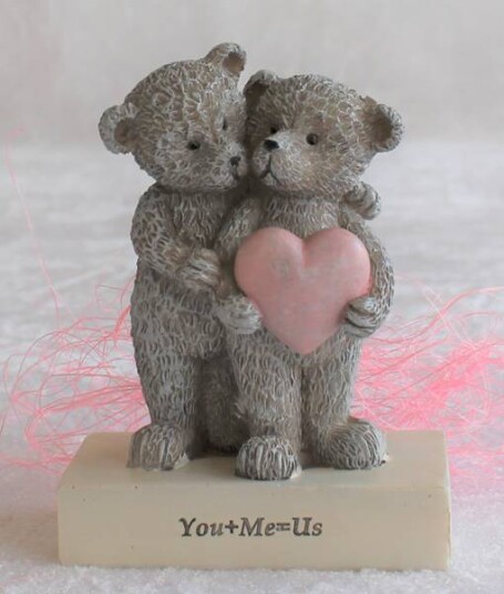 Figur Bjørnepar med teksten "You+Me=Us" Figur Bjørnepar med teksten "You+Me=Us"