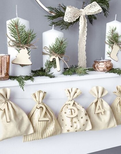 24 stk Beige Advent Poser / Julekalender med Tall i Treverk og Hyssing