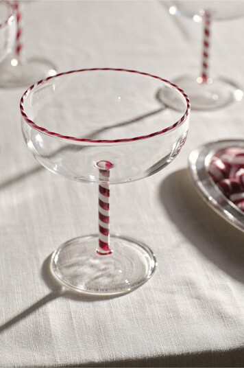 Jotex Cocktailglass i 4 pakning Rød/gjennomsiktig ANA Kjøp Champagneglass hos Jotex