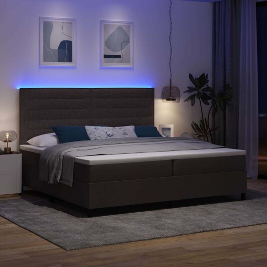 Sengebunn med madrass & LED Mørk brun 200x200 cm Stoff