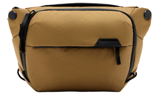 Peak Design Everyday Sling 3L v2 Coyote 3 Liter skulderbag Peak Design Everyday Sling 3L v2 Coyote 3 Liter skulderbag