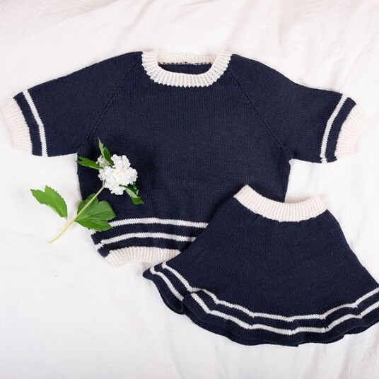 Bluum Strik Strikkesett Matros med t-skjorte og skjørt - garnpakke i Bluum Pure Eco Baby Wool