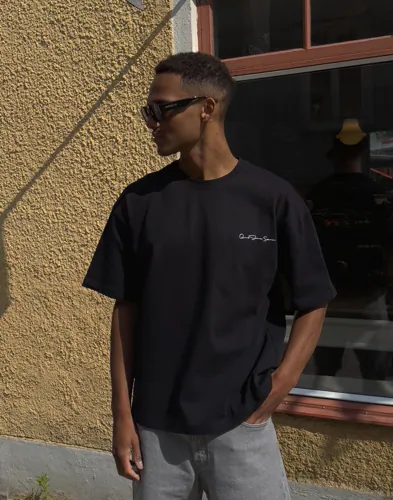 Que Sera Sera Boxy Signature Tee T skjorte med trykk Svart