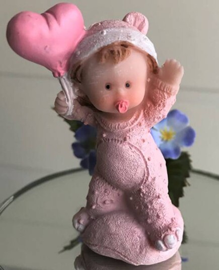 Bordpynt Baby på pute med hjerte rosa