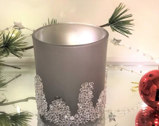 Telysglass Fransk grå med perlepynt fra J-Line