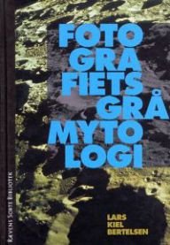 Fotografiets grå mytologi (Innbundet) Pent brukt bok uten markeringer