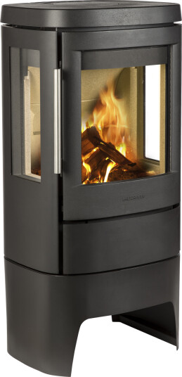 Hwam 4510c svart vedovn på høy sokkel med sideglass og ståldør Hwam 4510c svart vedovn på høy sokkel med sideglass og ståldør