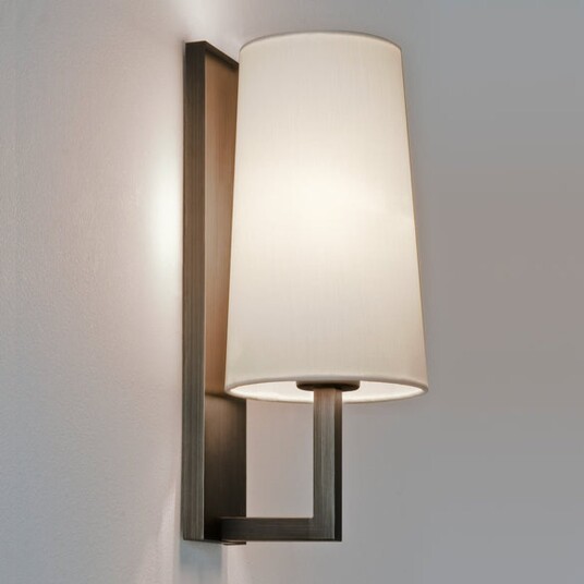 Astro Lighting Riva 350 vegglampe - Bronse/Hvit skjerm Astro Lighting Riva 350 vegglampe - Bronse/Hvit skjerm