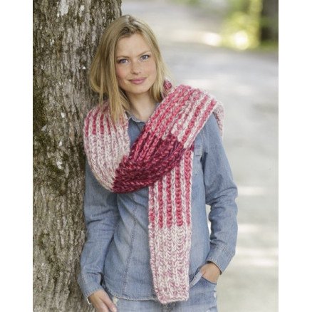 Â Raspberry Hug by DROPS Design Skjerf Strikkeoppskrift 173x32 cm