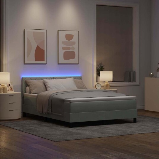 Box Spring Seng med Madrass & LED Lys Lysegrå 140x200 cm Fløyel