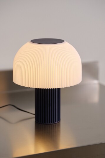 Jotex MAYA bordlampe hvit/blå 2194873010 Jotex MAYA bordlampe hvit/blå 2194873010