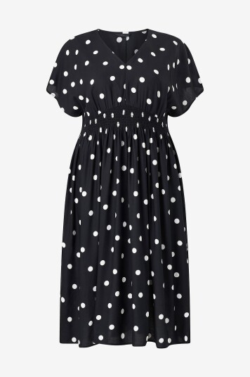 Ellos Plus collection Maxikjole med smockdetalj Svart Ellos Plus collection Maxikjole med smockdetalj Svart