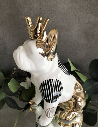 Figur Bulldog hvit med gullkrone sittende
