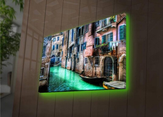 Lerretsbilde med LED belysning 45x70 cm Vakker kanal med historiske bygninger og båter i pittoreske omgivelser Grønn / Rosa / Blå