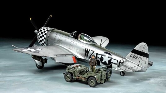 Tamiya 1/48 P-47D Thunderbolt Modellbyggesett med 4x4 lett kjøretøy
