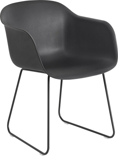 Muuto Fiber Spisestol med Armlener og Base Sort