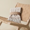Other Brand Pledd i imitert pels   135x190 cm   Hvitt med striper   Mykt teppe fra Nordstrand Home